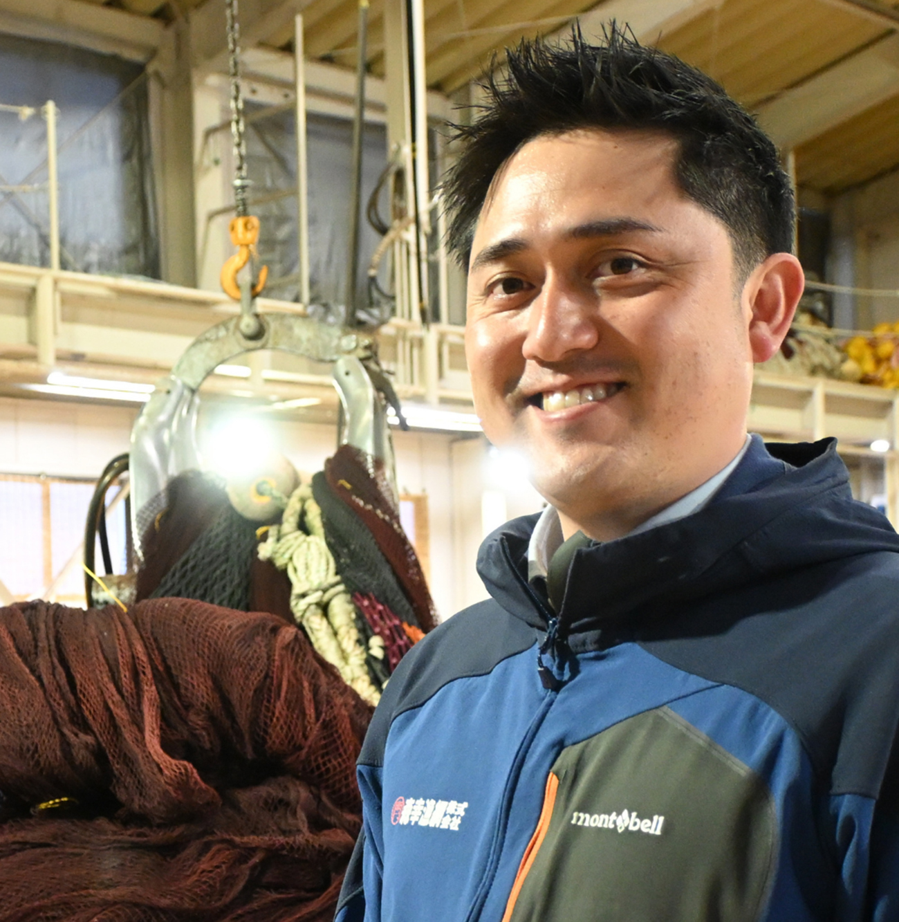 漁網を手作業で仕上げる社員